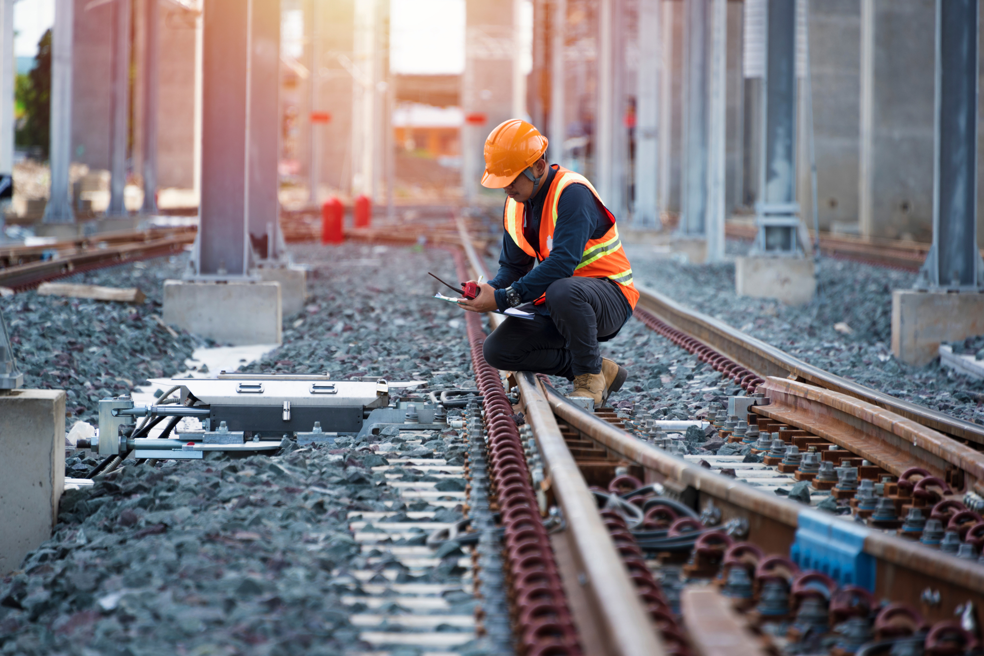 Engineer Werkt Aan De Rails