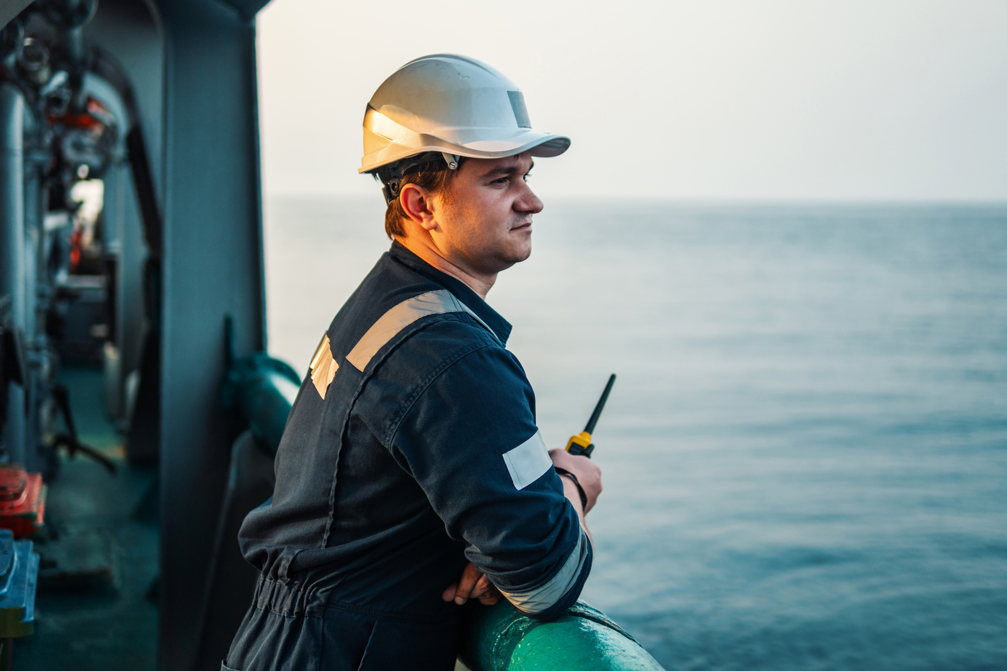 Offshore Engineer Met Portofoon
