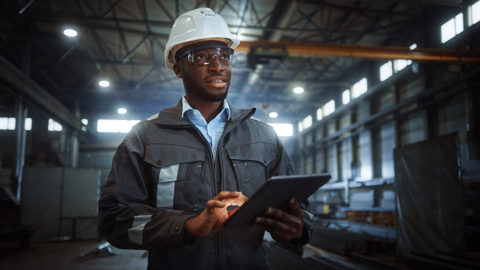 Engineer Elektrotechniek Met Tablet