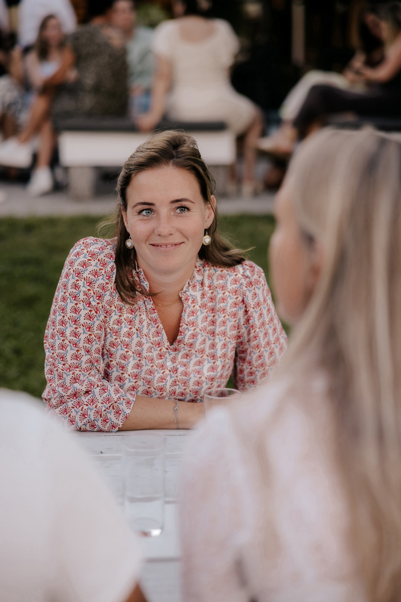 Office Manager Sensor Glimlacht Tijdens Borrel