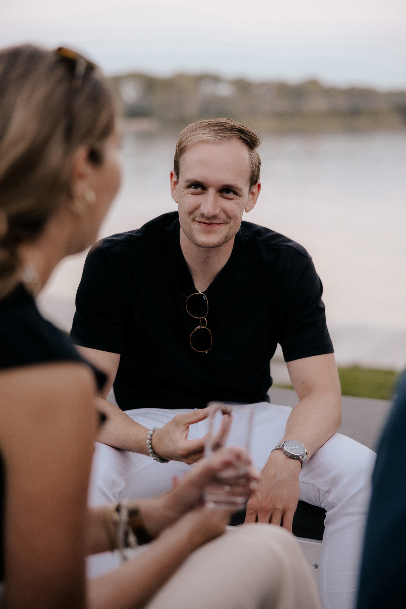 Consultant Sensor Kijkt Vriendelijk Tijdens Borrel