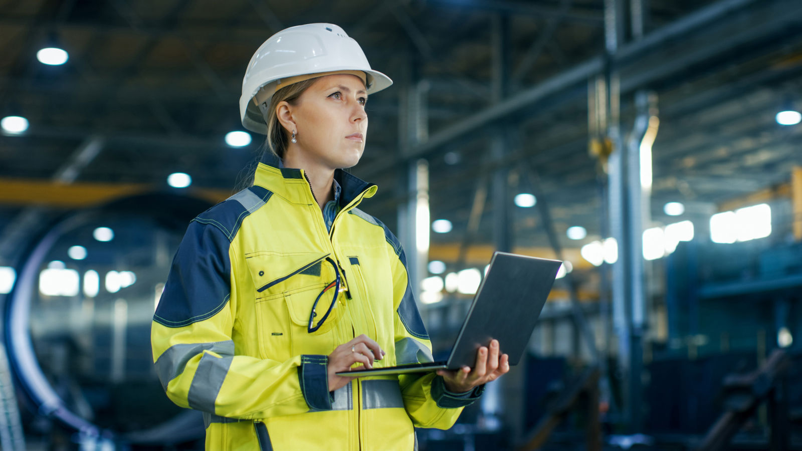 Maintenance Engineer Met Laptop